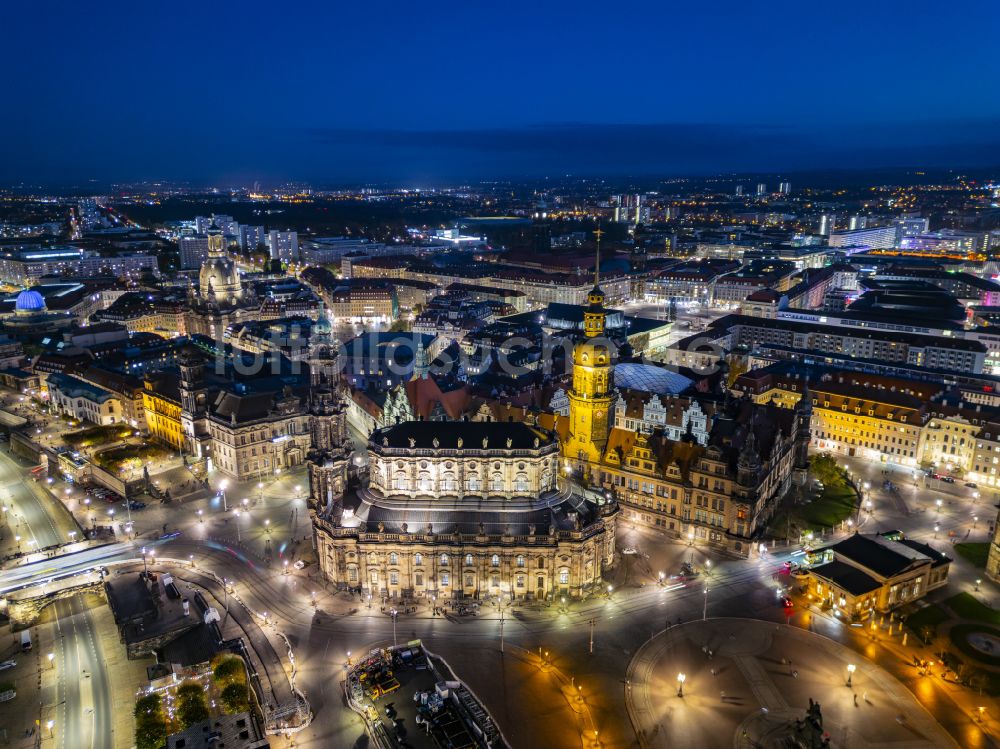 Dresden bei Nacht von oben - Nachtluftbild Kathedrale Kathedrale Sanctissimae Trinitatis -Dresdner Hofkirche in Dresden im Bundesland Sachsen, Deutschland