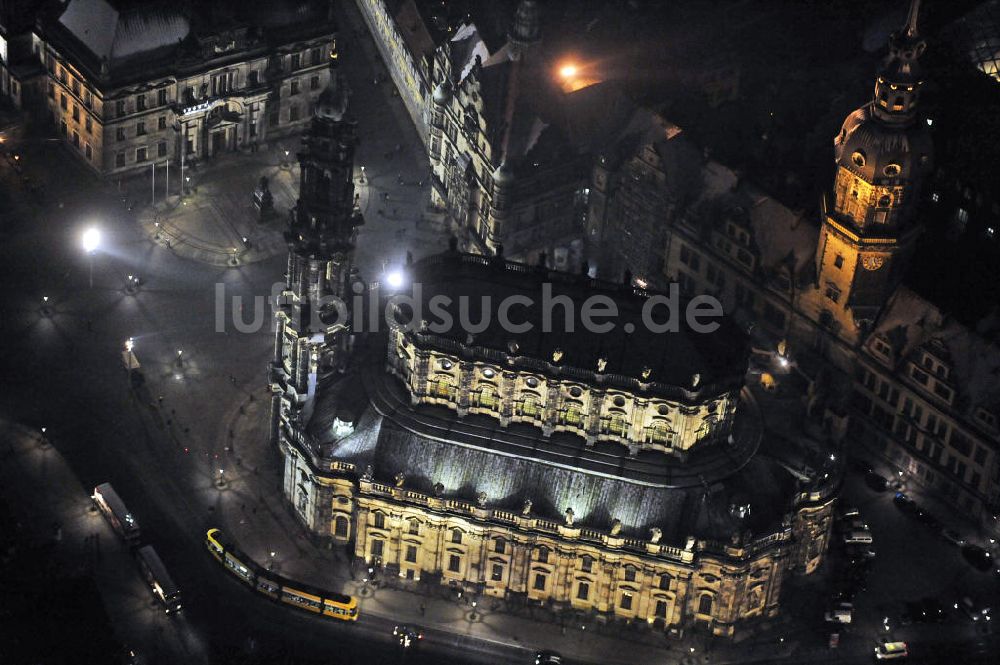 Dresden bei Nacht aus der Vogelperspektive: Katholische Hofkirche Dresden bei Nacht