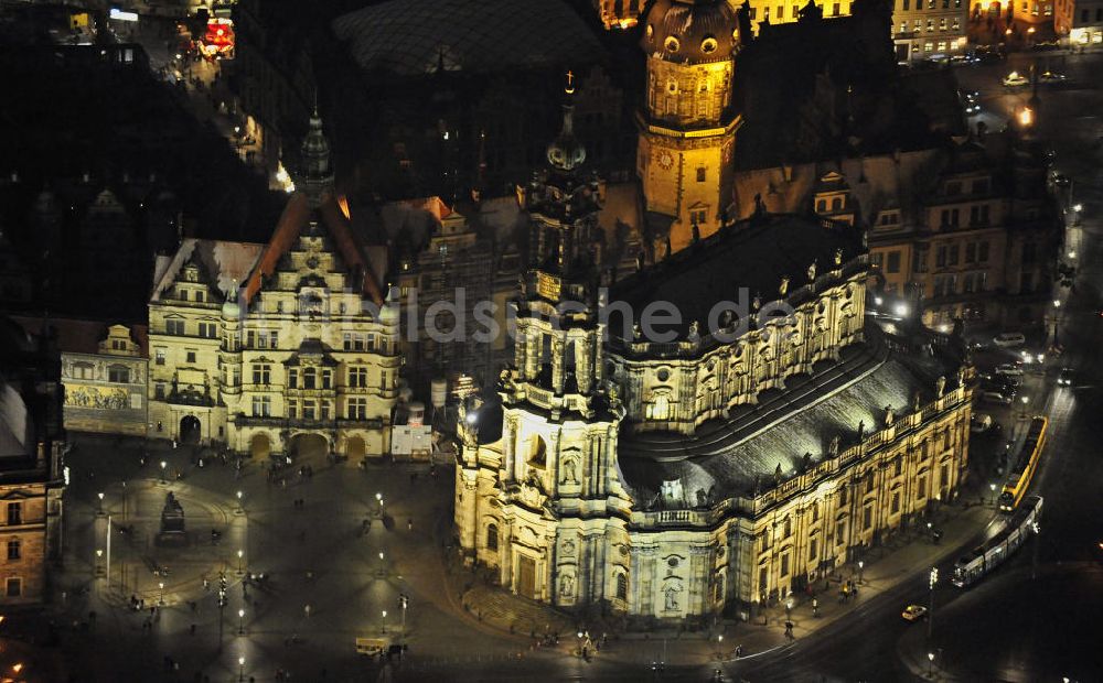 Dresden bei Nacht aus der Vogelperspektive: Katholische Hofkirche Dresden bei Nacht