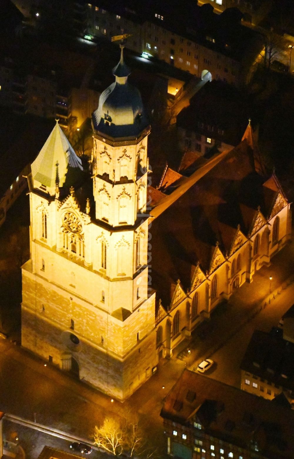 Braunschweig bei Nacht aus der Vogelperspektive: Nachtluftbild Kirchengebäude St. Andreaskirche in Braunschweig im Bundesland Niedersachsen, Deutschland