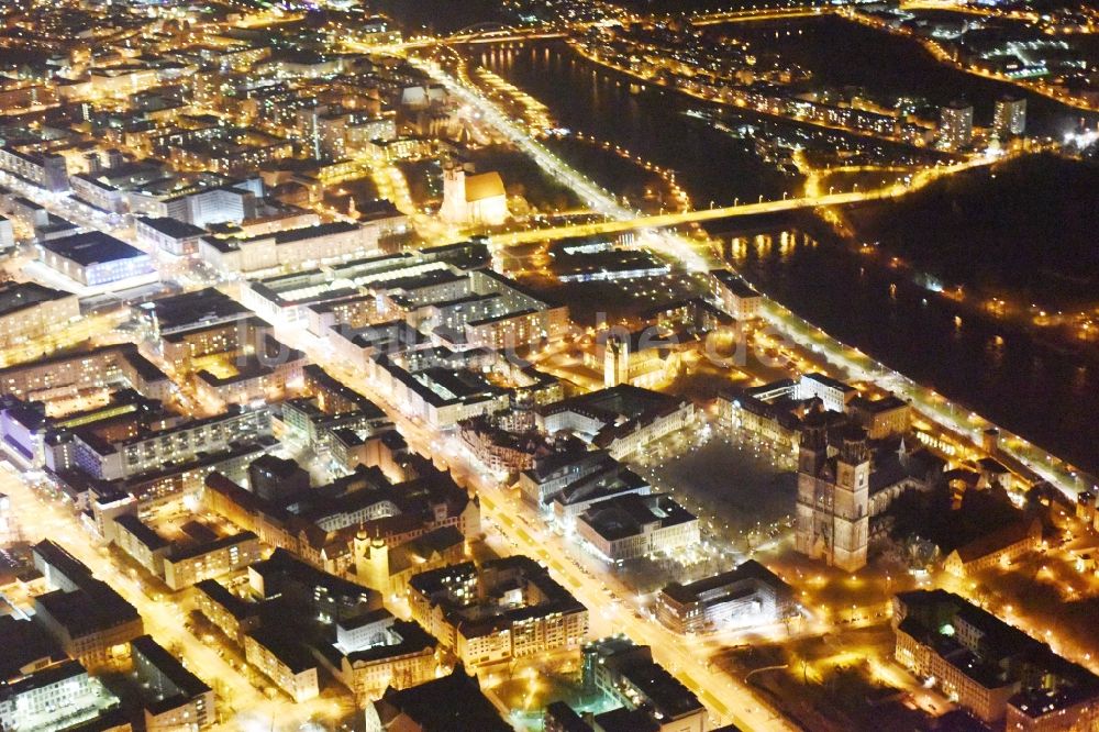 Magdeburg bei Nacht von oben - Nachtluftbild Kirchengebäude Dom zu Magdeburg im Ortsteil Altstadt in Magdeburg im Bundesland Sachsen-Anhalt