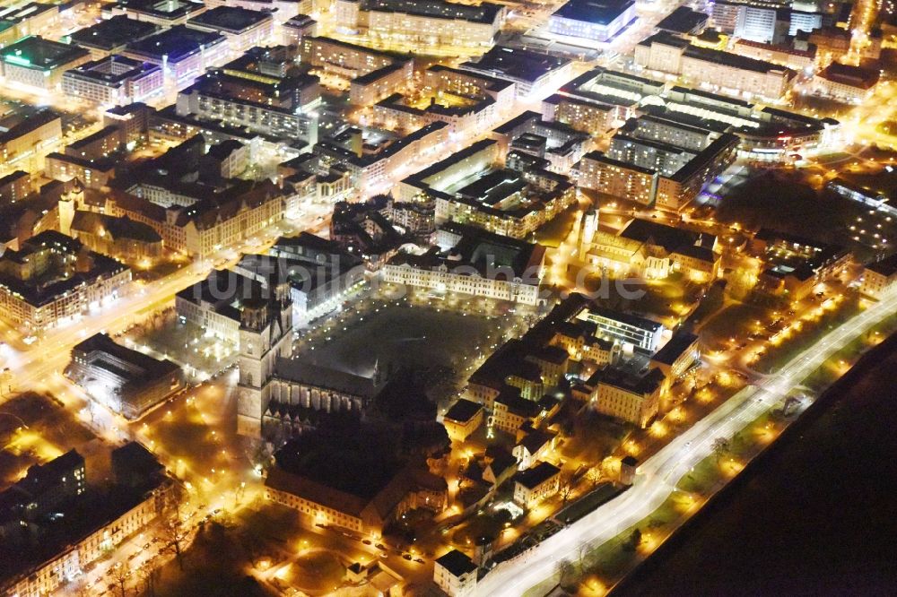 Magdeburg bei Nacht von oben - Nachtluftbild Kirchengebäude Dom zu Magdeburg im Ortsteil Altstadt in Magdeburg im Bundesland Sachsen-Anhalt