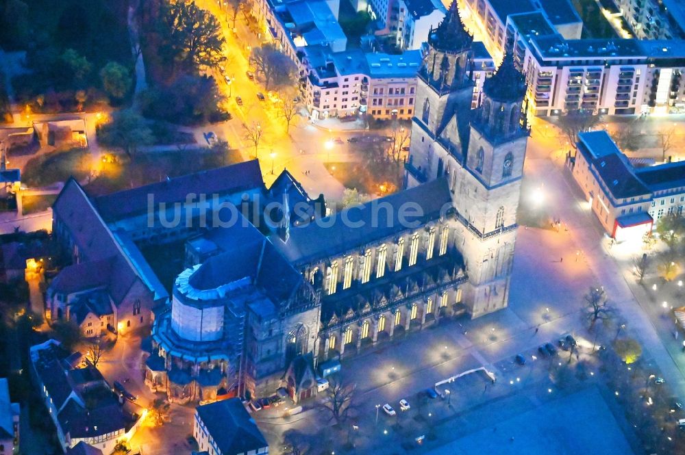 Magdeburg bei Nacht aus der Vogelperspektive: Nachtluftbild Kirchengebäude Dom zu Magdeburg im Ortsteil Altstadt in Magdeburg im Bundesland Sachsen-Anhalt