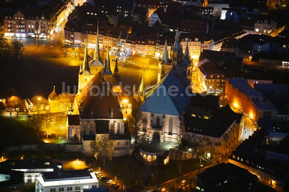 Nacht-Luftaufnahme Erfurt - Nachtluftbild Kirchengebäude des Domes in der Altstadt in Erfurt im Bundesland Thüringen, Deutschland