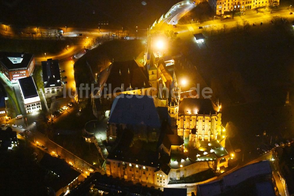 Erfurt bei Nacht aus der Vogelperspektive: Nachtluftbild Kirchengebäude des Domes in der Altstadt in Erfurt im Bundesland Thüringen, Deutschland