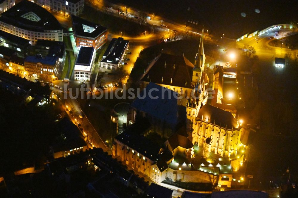 Nacht-Luftaufnahme Erfurt - Nachtluftbild Kirchengebäude des Domes in der Altstadt in Erfurt im Bundesland Thüringen, Deutschland