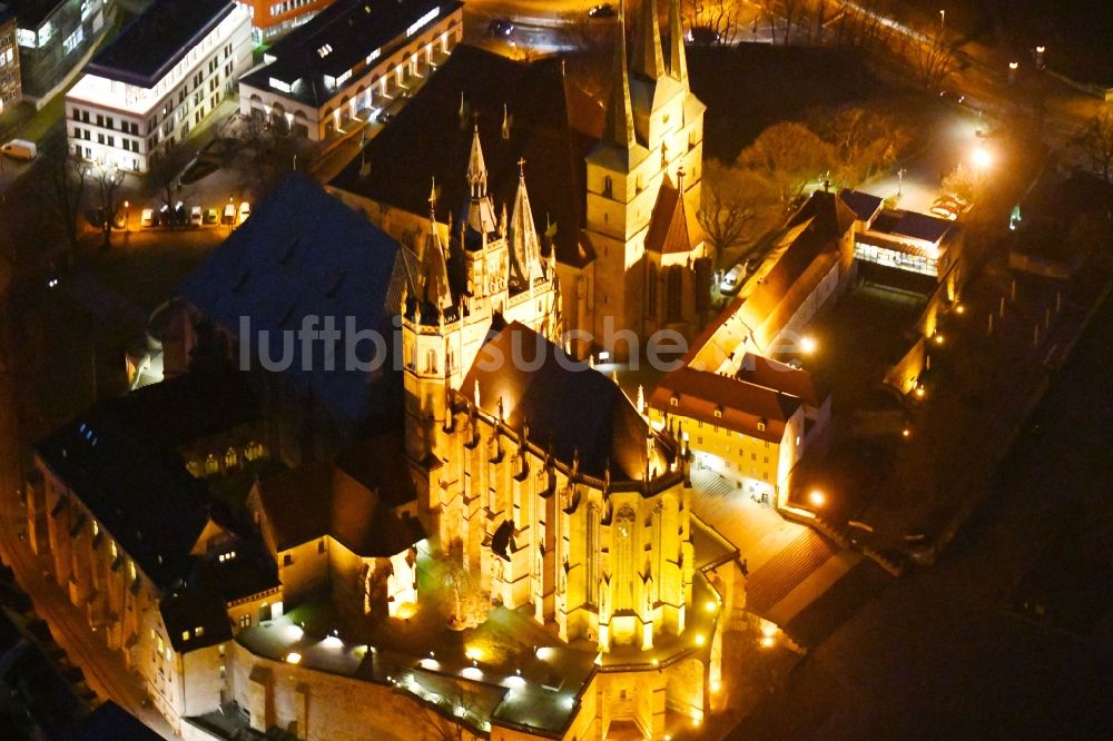 Erfurt bei Nacht von oben - Nachtluftbild Kirchengebäude des Domes in der Altstadt in Erfurt im Bundesland Thüringen, Deutschland