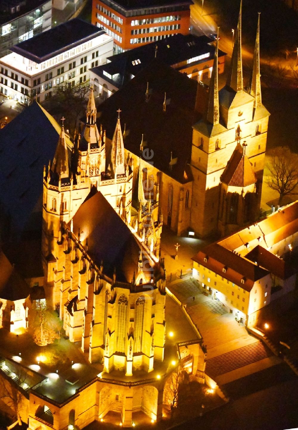 Nachtluftbild Erfurt - Nachtluftbild Kirchengebäude des Domes in der Altstadt in Erfurt im Bundesland Thüringen, Deutschland