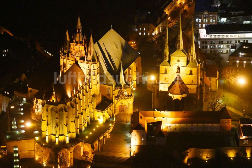 Nacht-Luftaufnahme Erfurt - Nachtluftbild Kirchengebäude des Domes in der Altstadt in Erfurt im Bundesland Thüringen, Deutschland