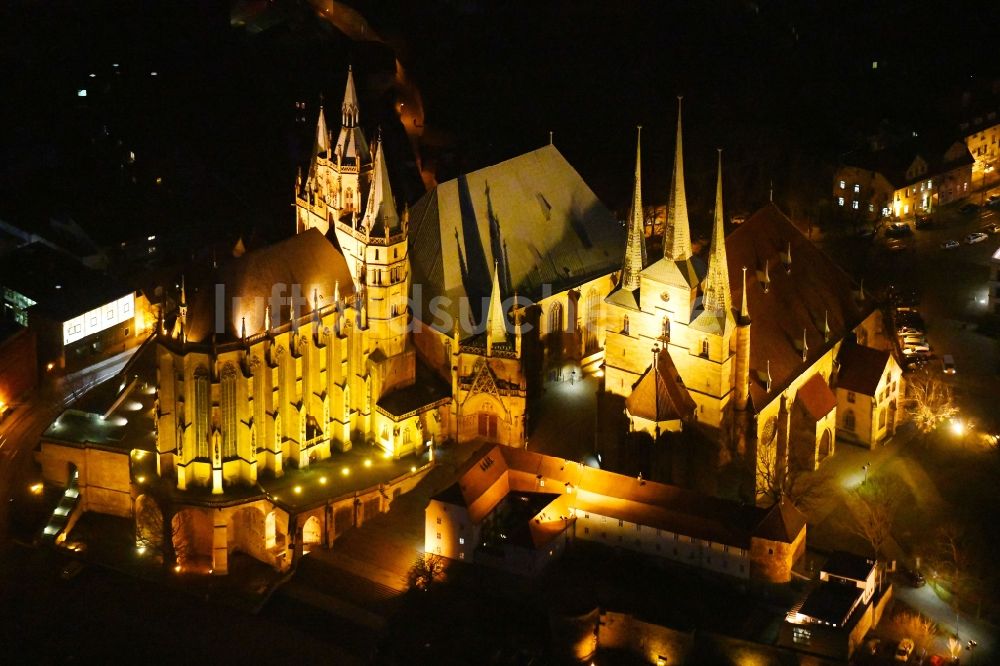 Erfurt bei Nacht von oben - Nachtluftbild Kirchengebäude des Domes in der Altstadt in Erfurt im Bundesland Thüringen, Deutschland