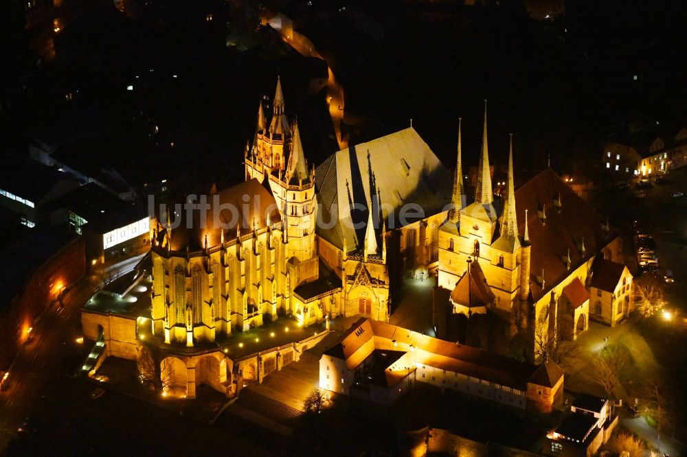 Erfurt bei Nacht aus der Vogelperspektive: Nachtluftbild Kirchengebäude des Domes in der Altstadt in Erfurt im Bundesland Thüringen, Deutschland