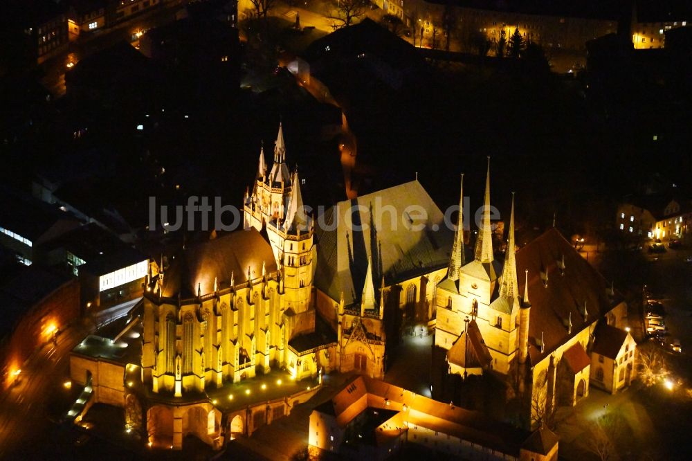 Nachtluftbild Erfurt - Nachtluftbild Kirchengebäude des Domes in der Altstadt in Erfurt im Bundesland Thüringen, Deutschland