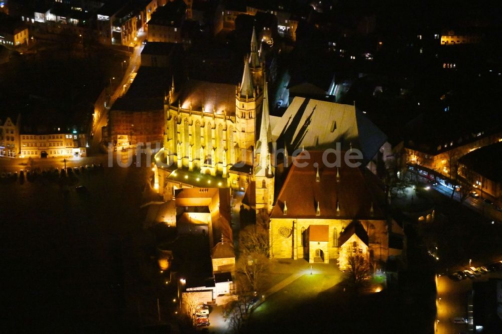 Erfurt bei Nacht aus der Vogelperspektive: Nachtluftbild Kirchengebäude des Domes in der Altstadt in Erfurt im Bundesland Thüringen, Deutschland