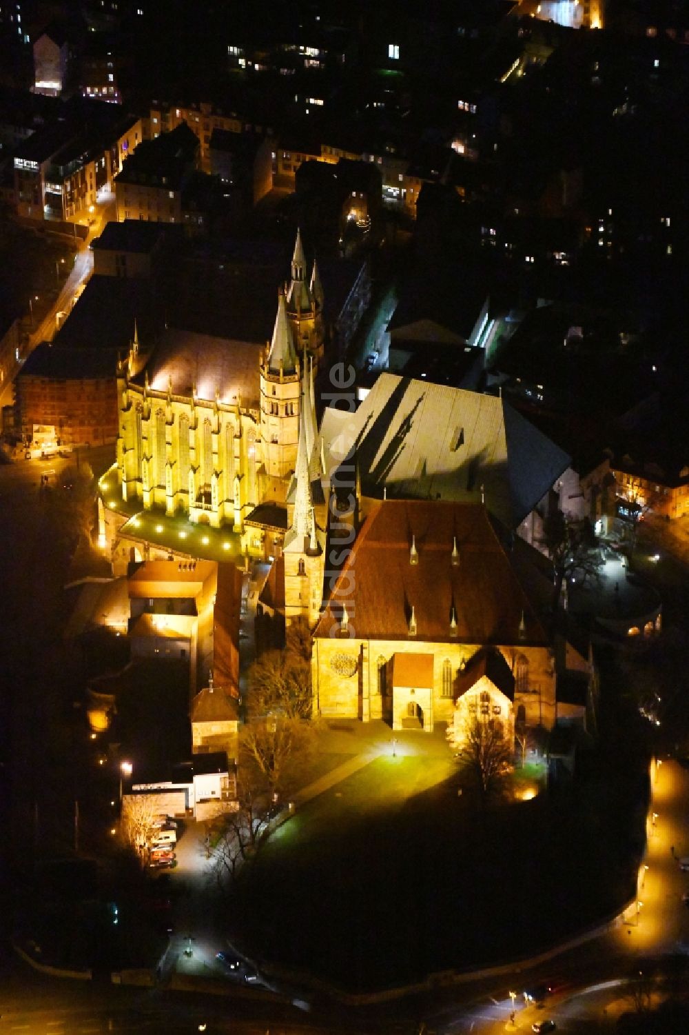 Nachtluftbild Erfurt - Nachtluftbild Kirchengebäude des Domes in der Altstadt in Erfurt im Bundesland Thüringen, Deutschland