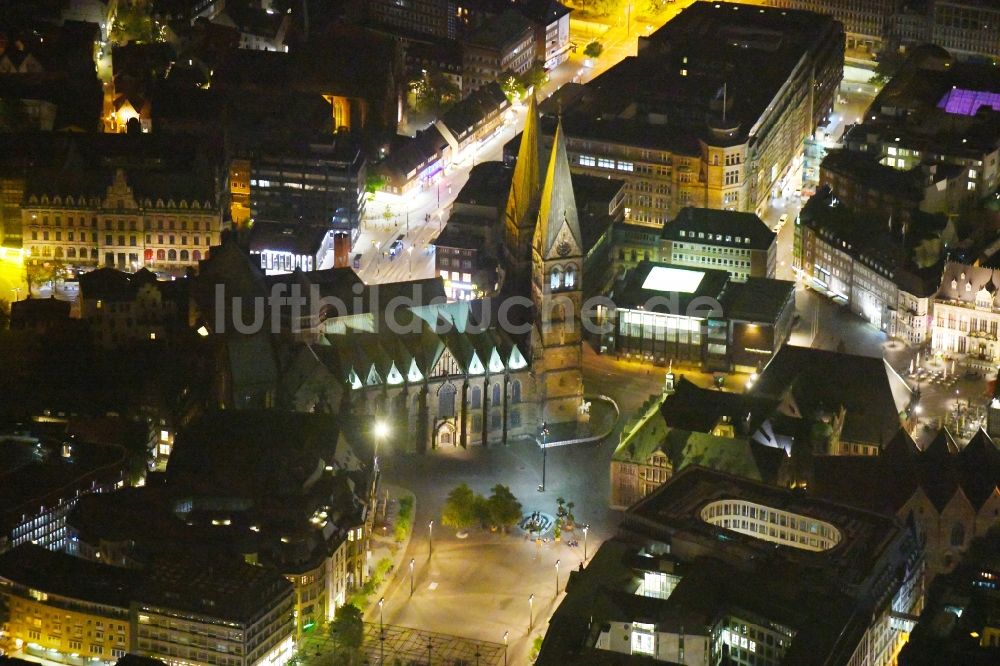 Nacht-Luftaufnahme Bremen - Nachtluftbild Kirchengebäude des Domes in der Altstadt im Ortsteil Mitte in Bremen, Deutschland