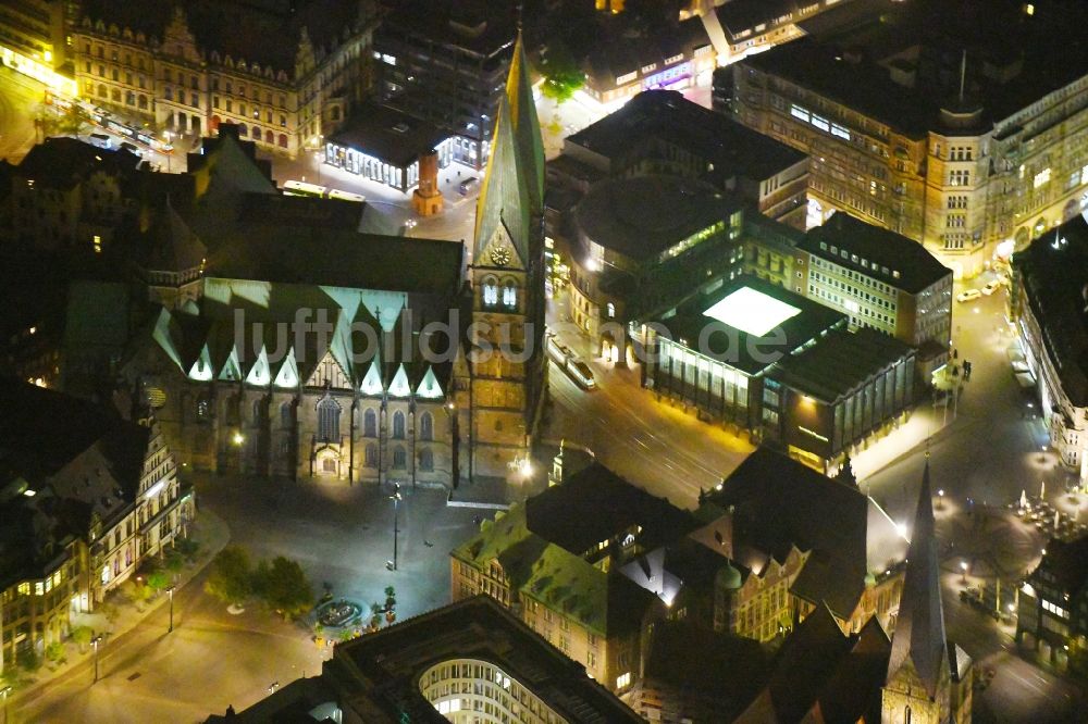 Bremen bei Nacht von oben - Nachtluftbild Kirchengebäude des Domes in der Altstadt im Ortsteil Mitte in Bremen, Deutschland