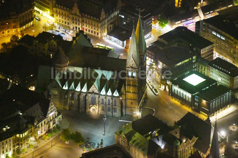 Bremen bei Nacht aus der Vogelperspektive: Nachtluftbild Kirchengebäude des Domes in der Altstadt im Ortsteil Mitte in Bremen, Deutschland