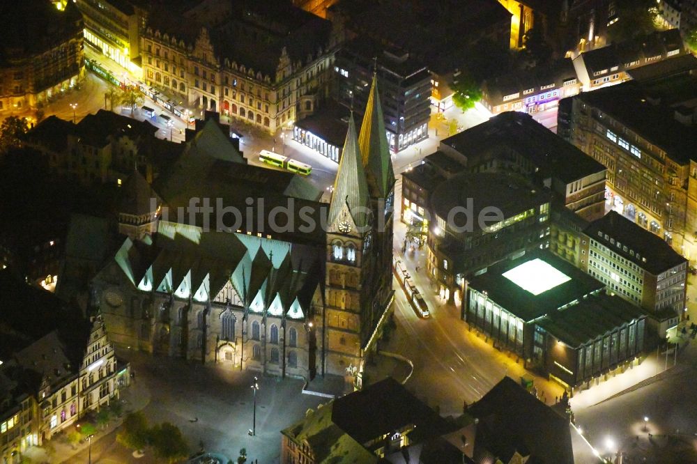 Nachtluftbild Bremen - Nachtluftbild Kirchengebäude des Domes in der Altstadt im Ortsteil Mitte in Bremen, Deutschland