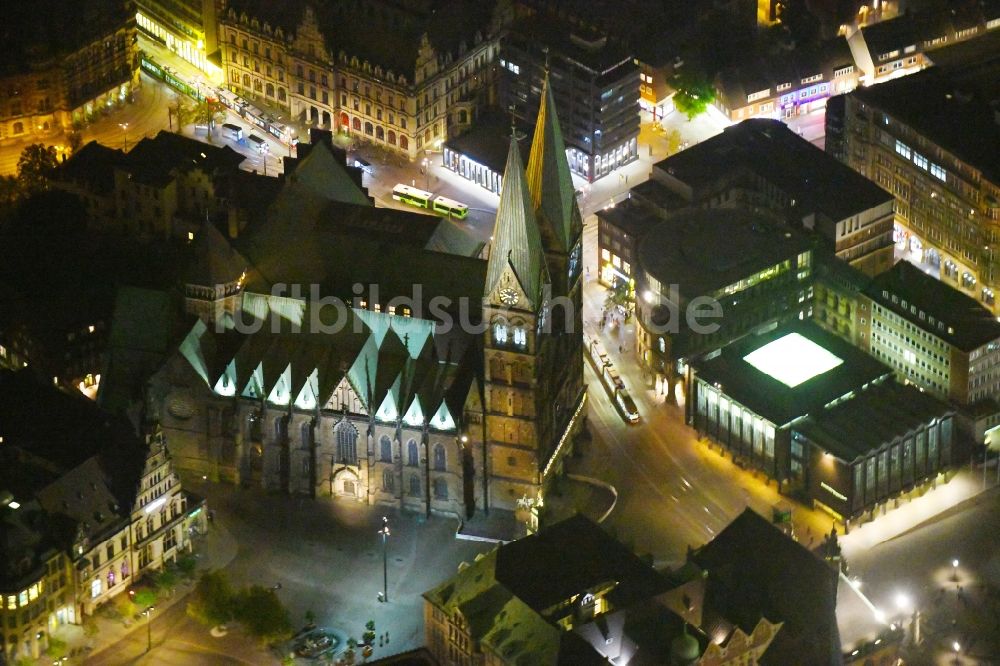 Nacht-Luftaufnahme Bremen - Nachtluftbild Kirchengebäude des Domes in der Altstadt im Ortsteil Mitte in Bremen, Deutschland