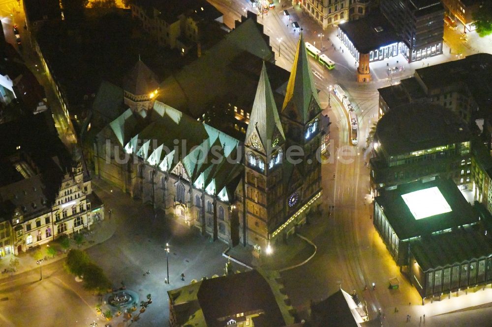 Bremen bei Nacht von oben - Nachtluftbild Kirchengebäude des Domes in der Altstadt im Ortsteil Mitte in Bremen, Deutschland