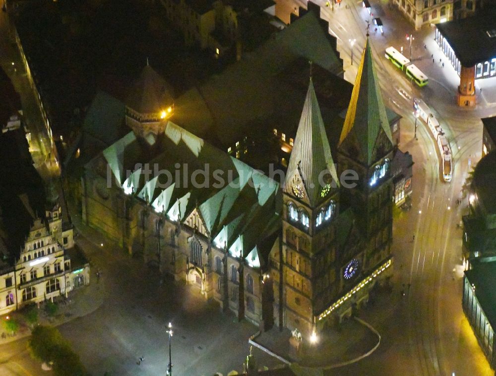 Bremen bei Nacht aus der Vogelperspektive: Nachtluftbild Kirchengebäude des Domes in der Altstadt im Ortsteil Mitte in Bremen, Deutschland