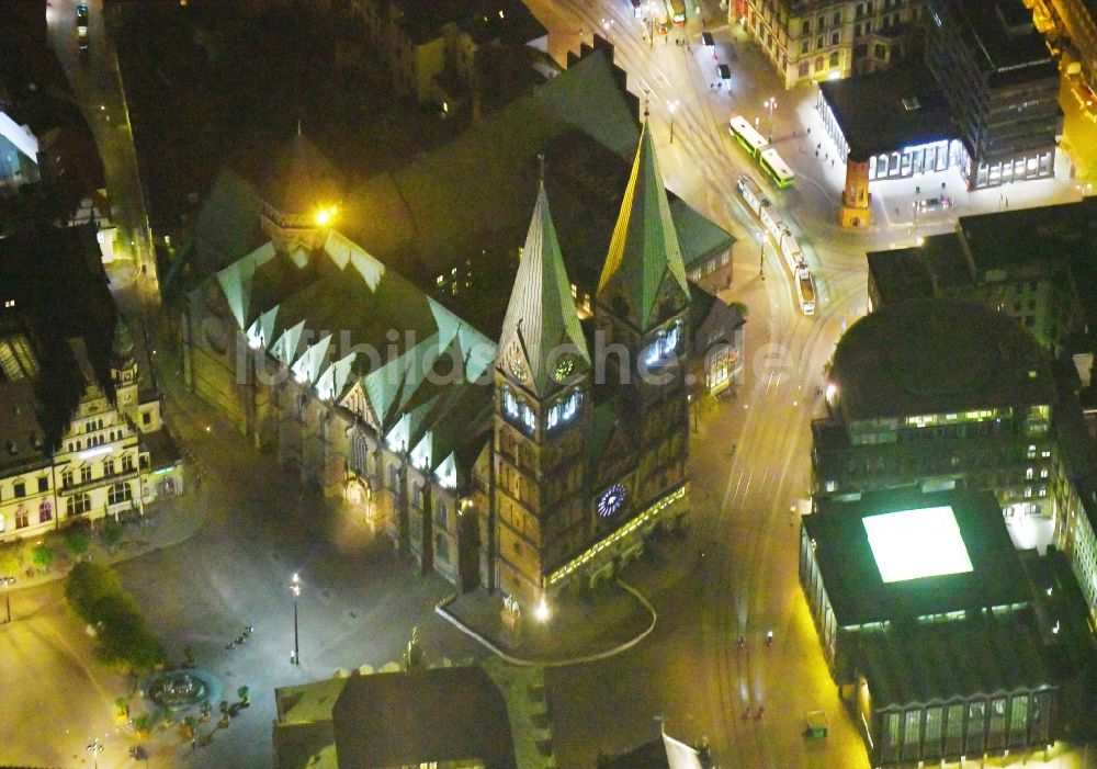 Nachtluftbild Bremen - Nachtluftbild Kirchengebäude des Domes in der Altstadt im Ortsteil Mitte in Bremen, Deutschland