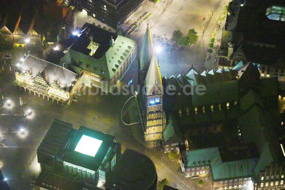 Nacht-Luftaufnahme Bremen - Nachtluftbild Kirchengebäude des Domes in der Altstadt im Ortsteil Mitte in Bremen, Deutschland