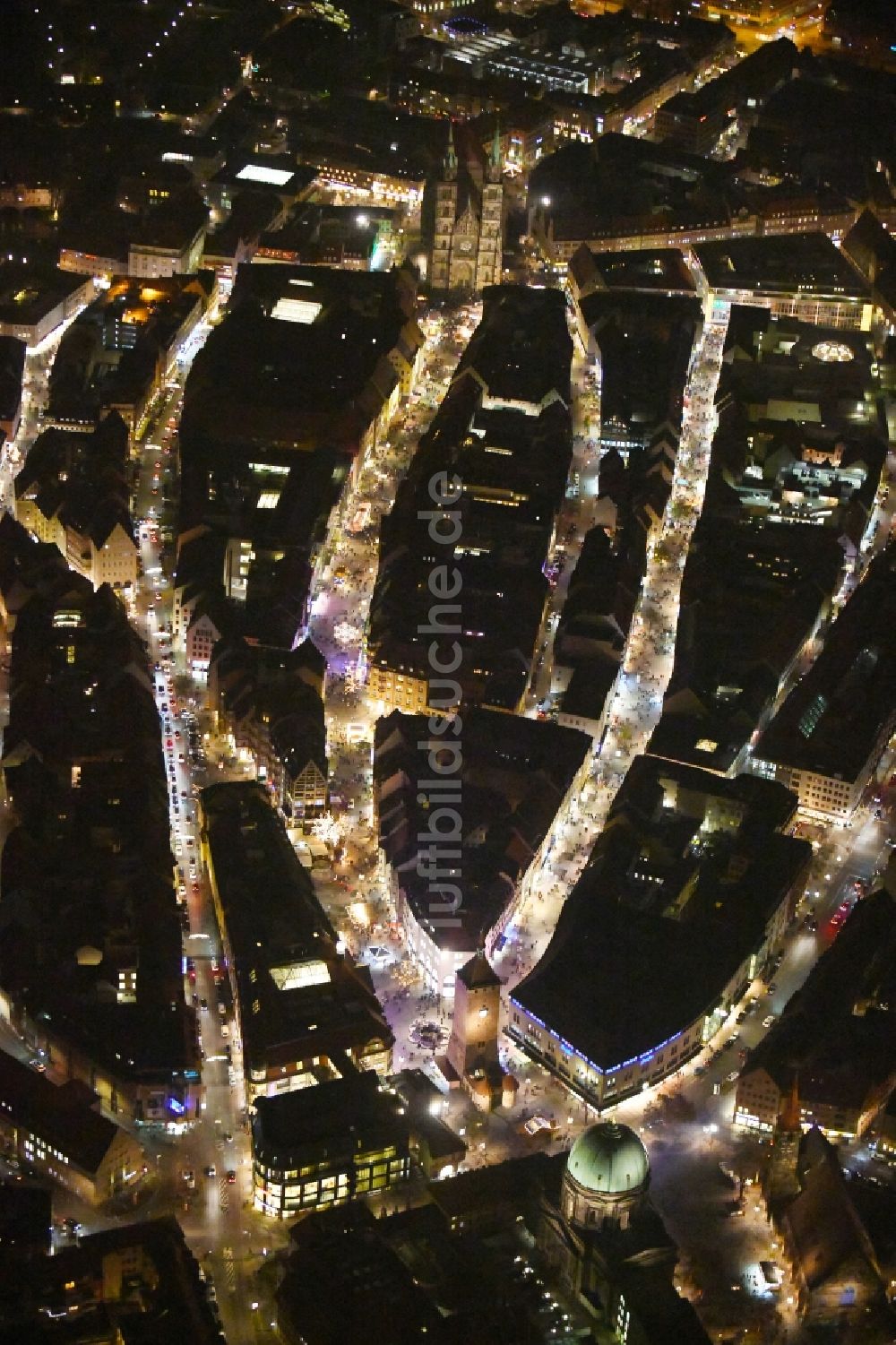 Nacht-Luftaufnahme Nürnberg - Nachtluftbild Kirchengebäude St. Elisabethkirche und St. Jakob der Altstadt - Sankt Lorenz in Nürnberg im Bundesland Bayern, Deutschland