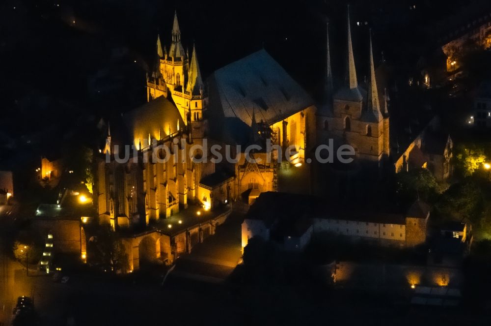 Erfurt bei Nacht aus der Vogelperspektive: Nachtluftbild Kirchengebäude des Erfurter Dom im Ortsteil Altstadt in Erfurt im Bundesland Thüringen, Deutschland