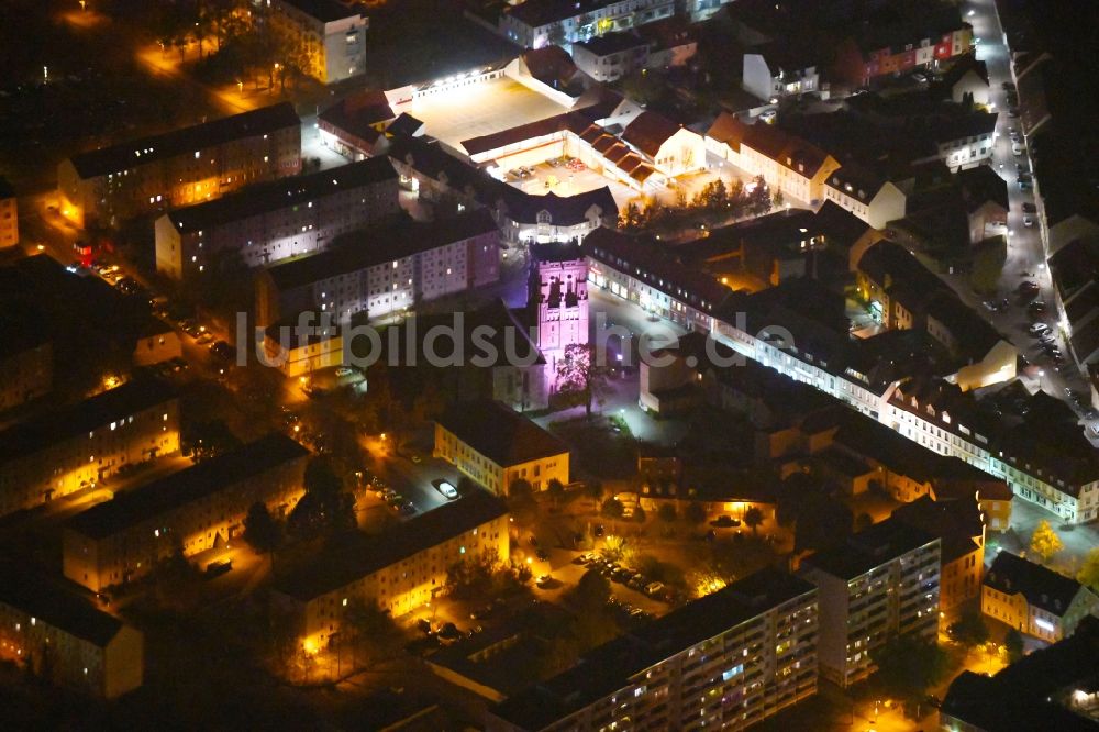 Nacht-Luftaufnahme Schwedt/Oder - Nachtluftbild Kirchengebäude Evangelische Kirche Schwedt im Altstadt- Zentrum in Schwedt/Oder im Bundesland Brandenburg, Deutschland