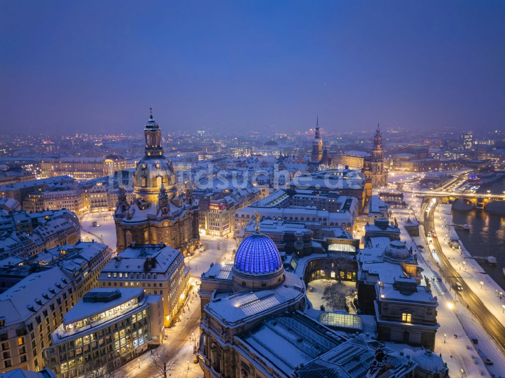 Dresden bei Nacht von oben - Nachtluftbild Kirchengebäude Frauenkirche Dresden in Dresden im Bundesland Sachsen, Deutschland