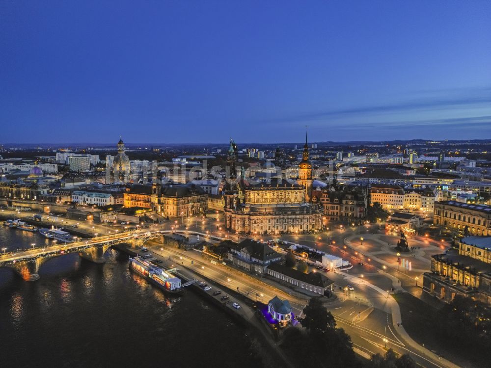 Nacht-Luftaufnahme Dresden - Nachtluftbild Kirchengebäude Frauenkirche Dresden in Dresden im Bundesland Sachsen, Deutschland