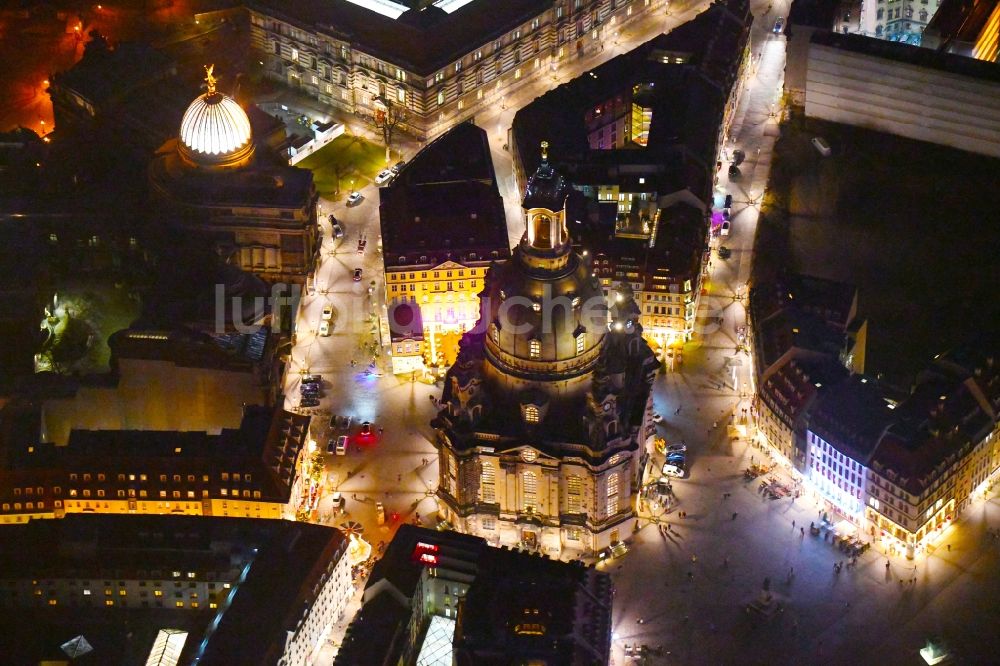 Nacht-Luftaufnahme Dresden - Nachtluftbild Kirchengebäude Frauenkirche Dresden am Neumarkt im Altstadt- Zentrum im Ortsteil Altstadt in Dresden im Bundesland Sachsen, Deutschland