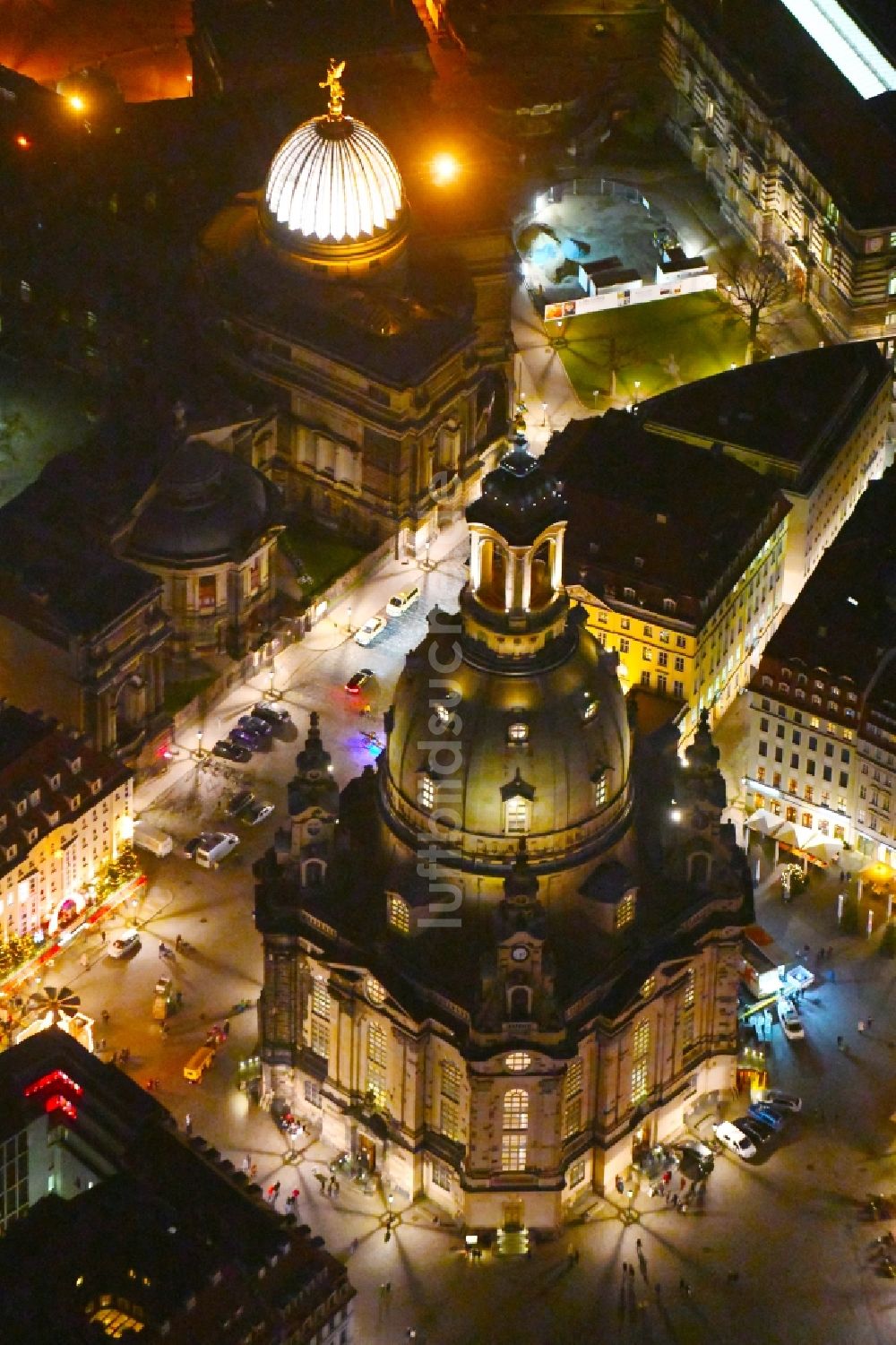 Dresden bei Nacht aus der Vogelperspektive: Nachtluftbild Kirchengebäude Frauenkirche Dresden am Neumarkt im Altstadt- Zentrum im Ortsteil Altstadt in Dresden im Bundesland Sachsen, Deutschland