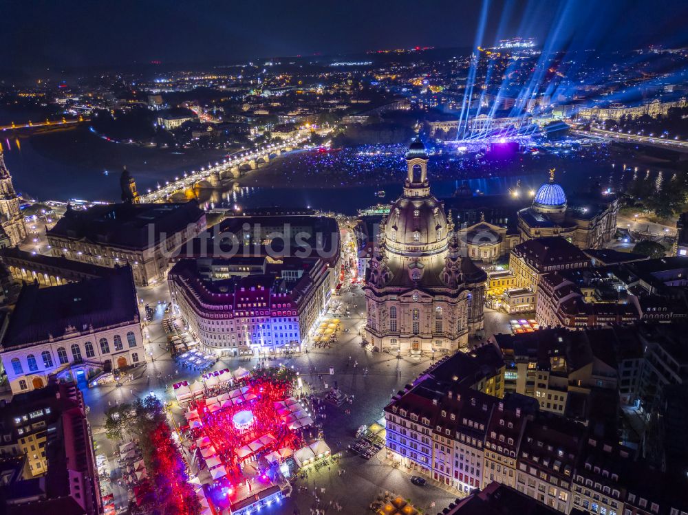 Nacht-Luftaufnahme Dresden - Nachtluftbild Kirchengebäude Frauenkirche Dresden im Ortsteil Altstadt in Dresden im Bundesland Sachsen, Deutschland