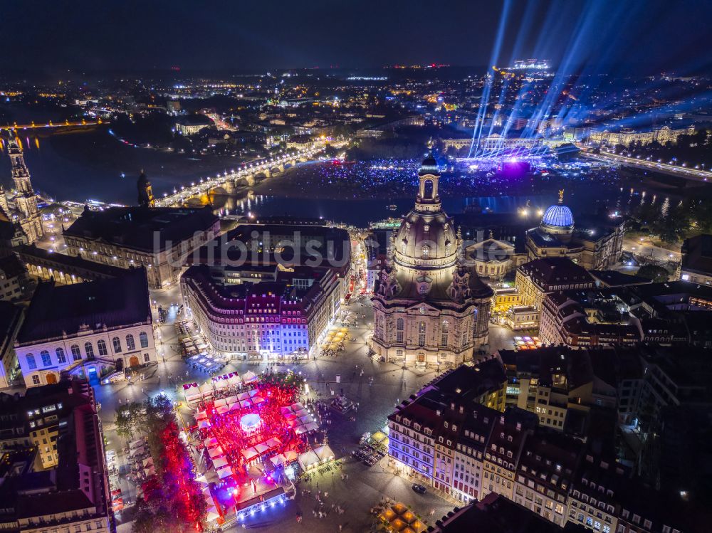 Dresden bei Nacht von oben - Nachtluftbild Kirchengebäude Frauenkirche Dresden im Ortsteil Altstadt in Dresden im Bundesland Sachsen, Deutschland