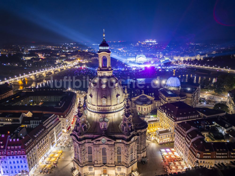 Dresden bei Nacht aus der Vogelperspektive: Nachtluftbild Kirchengebäude Frauenkirche Dresden im Ortsteil Altstadt in Dresden im Bundesland Sachsen, Deutschland