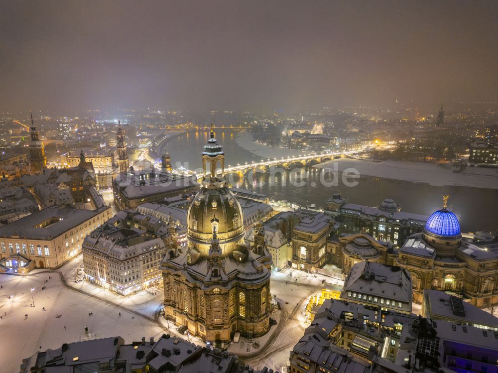 Dresden bei Nacht von oben - Nachtluftbild Kirchengebäude Frauenkirche Dresden im Ortsteil Altstadt in Dresden im Bundesland Sachsen, Deutschland