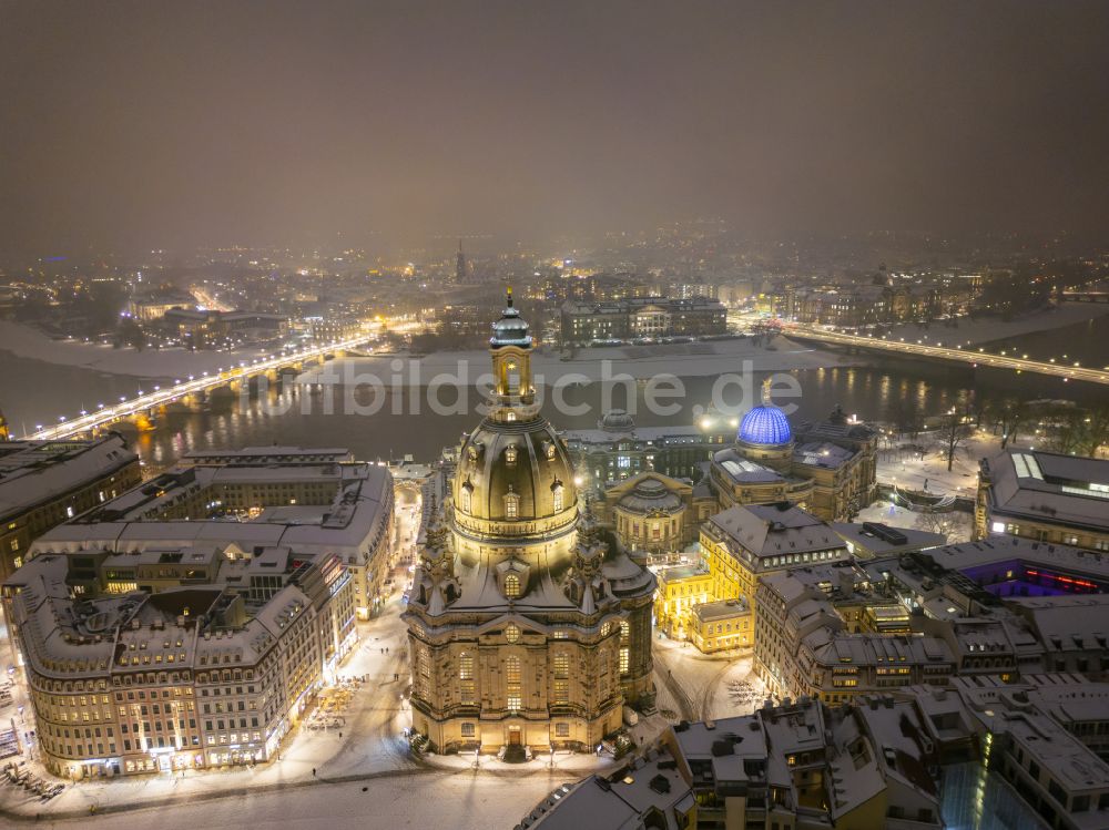 Dresden bei Nacht aus der Vogelperspektive: Nachtluftbild Kirchengebäude Frauenkirche Dresden im Ortsteil Altstadt in Dresden im Bundesland Sachsen, Deutschland