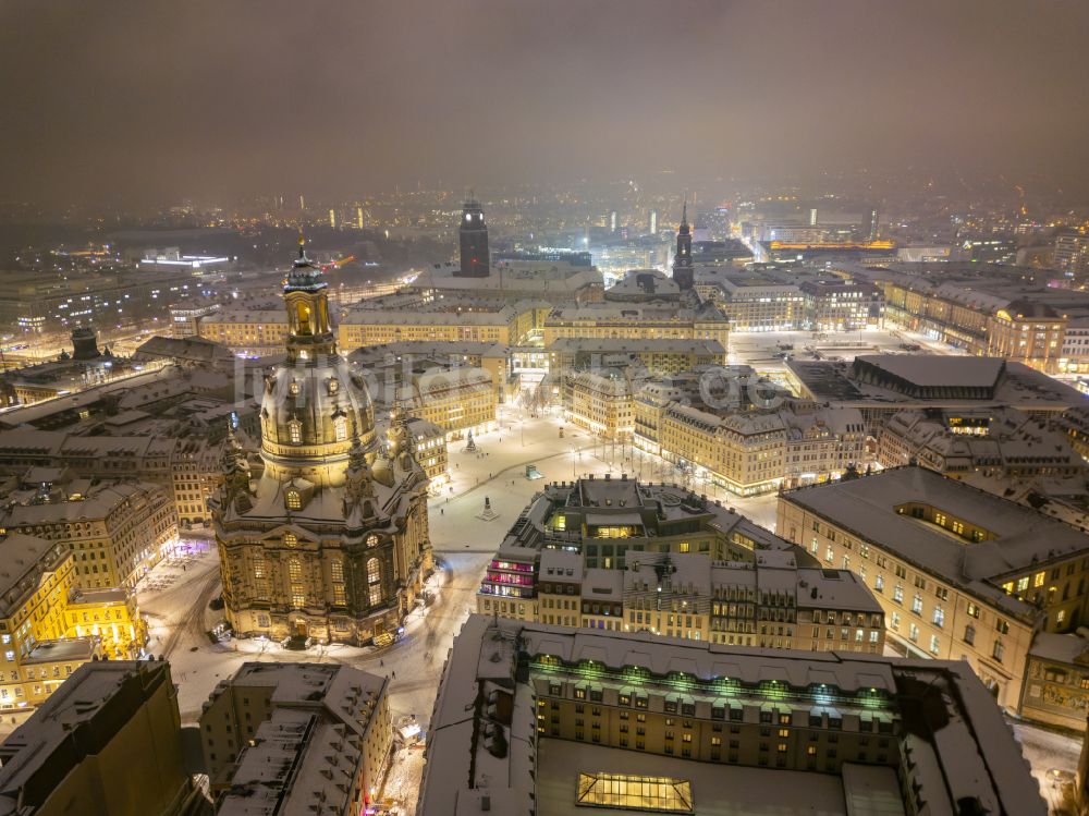 Nacht-Luftaufnahme Dresden - Nachtluftbild Kirchengebäude Frauenkirche Dresden im Ortsteil Altstadt in Dresden im Bundesland Sachsen, Deutschland