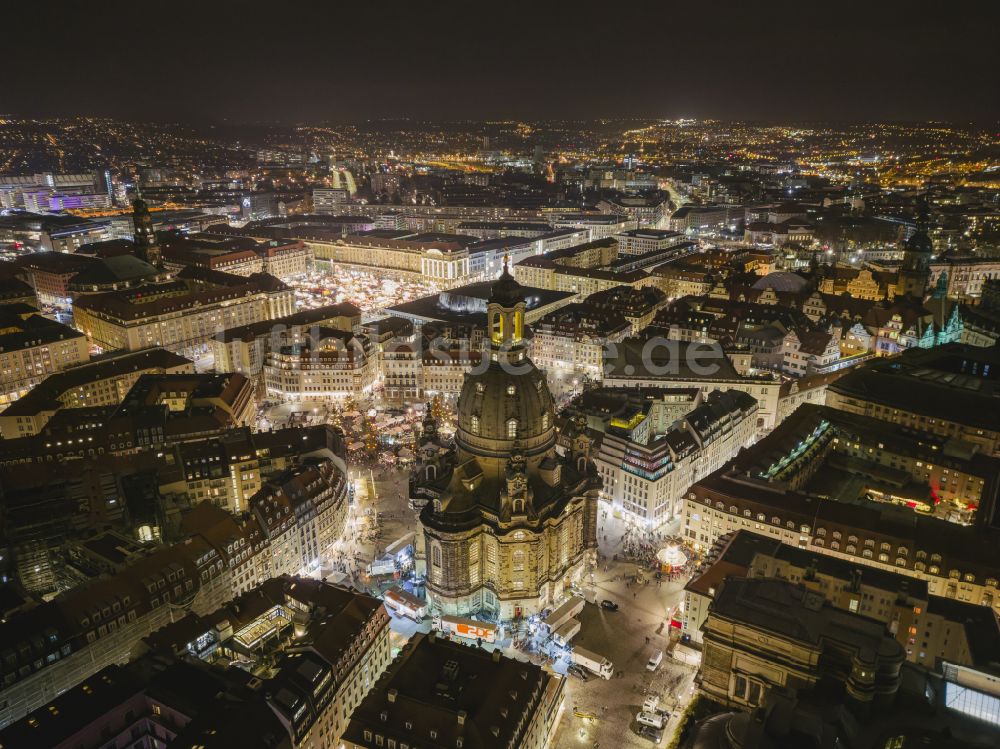 Dresden bei Nacht aus der Vogelperspektive: Nachtluftbild Kirchengebäude Frauenkirche Dresden im Ortsteil Altstadt in Dresden im Bundesland Sachsen, Deutschland