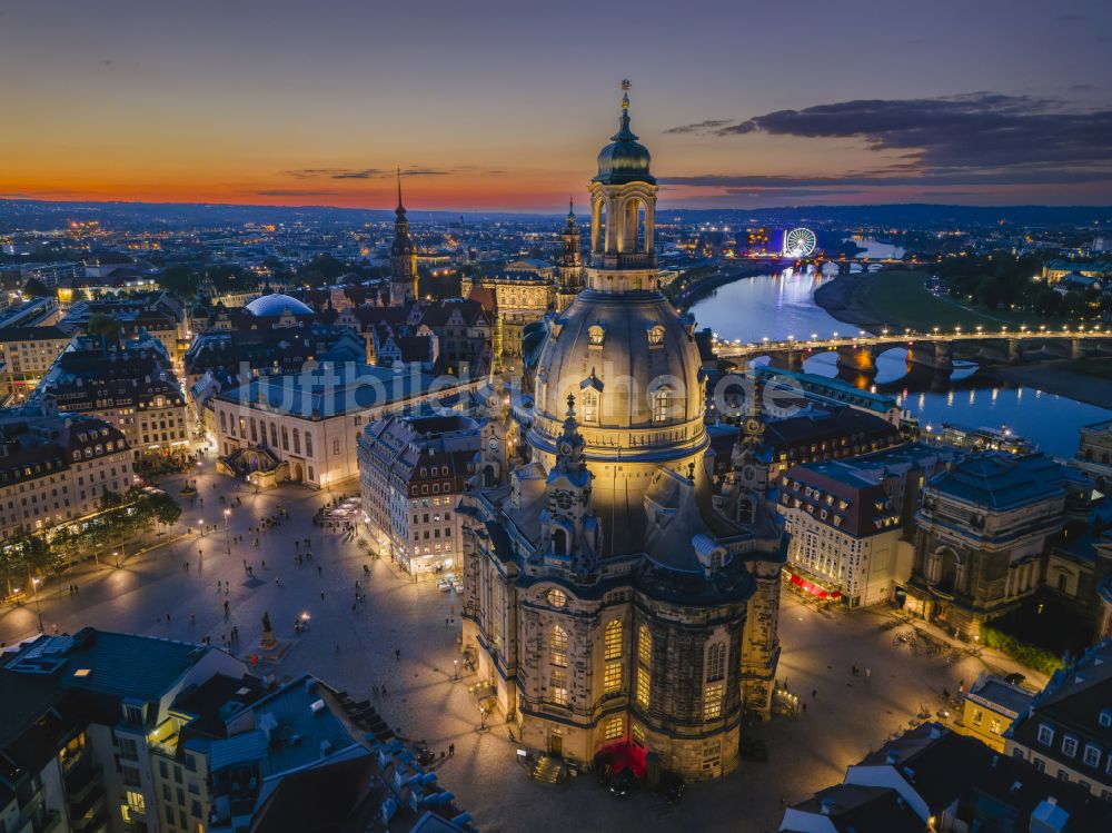 Dresden bei Nacht aus der Vogelperspektive: Nachtluftbild Kirchengebäude Frauenkirche Dresden im Ortsteil Altstadt in Dresden im Bundesland Sachsen, Deutschland