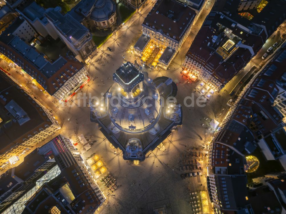 Dresden bei Nacht von oben - Nachtluftbild Kirchengebäude Frauenkirche Dresden im Ortsteil Altstadt in Dresden im Bundesland Sachsen, Deutschland