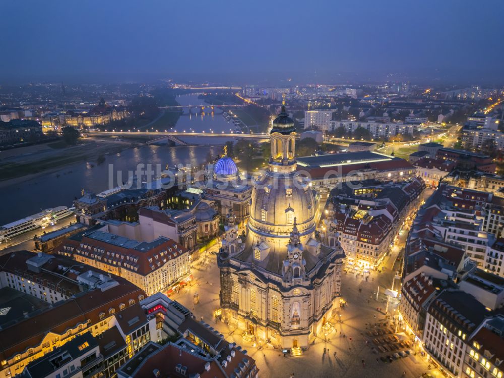 Dresden bei Nacht aus der Vogelperspektive: Nachtluftbild Kirchengebäude Frauenkirche Dresden im Ortsteil Altstadt in Dresden im Bundesland Sachsen, Deutschland