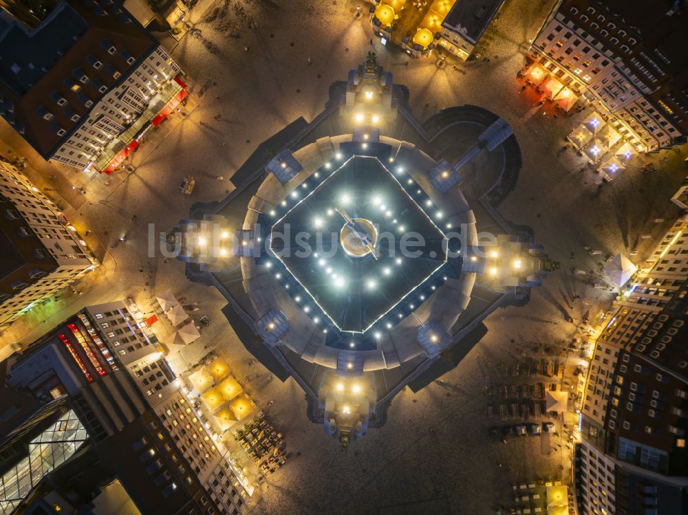 Nacht-Luftaufnahme Dresden - Nachtluftbild Kirchengebäude Frauenkirche Dresden im Ortsteil Altstadt in Dresden im Bundesland Sachsen, Deutschland