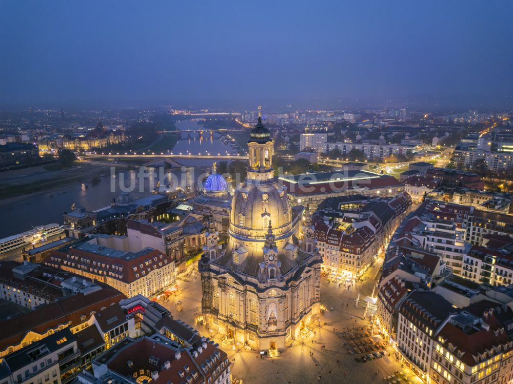 Dresden bei Nacht von oben - Nachtluftbild Kirchengebäude Frauenkirche Dresden im Ortsteil Altstadt in Dresden im Bundesland Sachsen, Deutschland