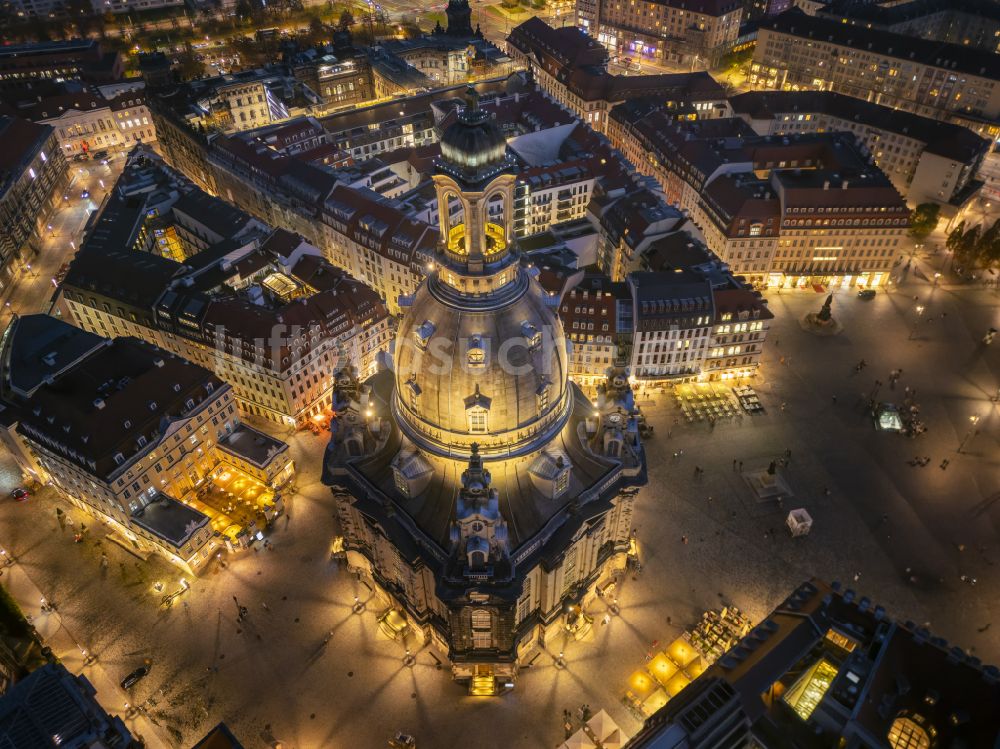 Dresden bei Nacht aus der Vogelperspektive: Nachtluftbild Kirchengebäude Frauenkirche Dresden im Ortsteil Altstadt in Dresden im Bundesland Sachsen, Deutschland