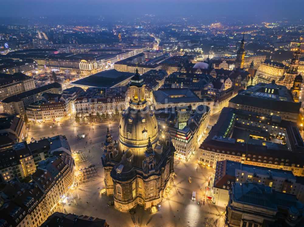 Nacht-Luftaufnahme Dresden - Nachtluftbild Kirchengebäude Frauenkirche Dresden im Ortsteil Altstadt in Dresden im Bundesland Sachsen, Deutschland