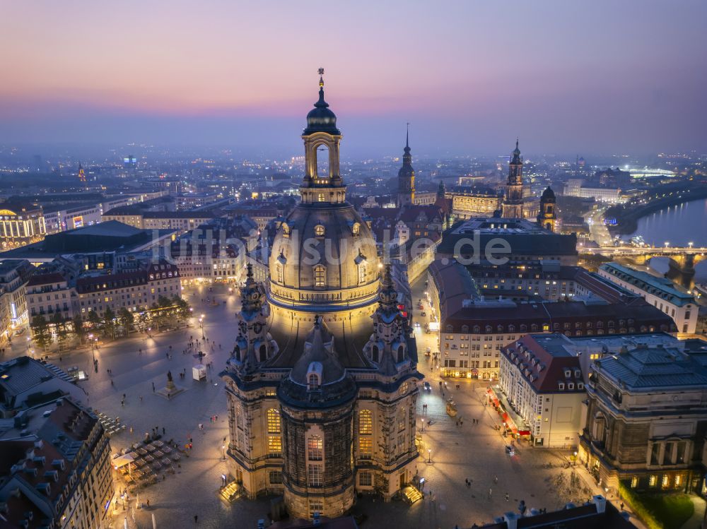 Nacht-Luftaufnahme Dresden - Nachtluftbild Kirchengebäude Frauenkirche Dresden im Ortsteil Altstadt in Dresden im Bundesland Sachsen, Deutschland