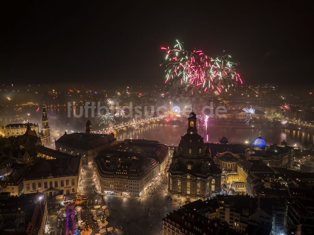 Nacht-Luftaufnahme Dresden - Nachtluftbild Kirchengebäude Frauenkirche Dresden zum Silvester- Feuerwerk im Ortsteil Altstadt in Dresden im Bundesland Sachsen, Deutschland